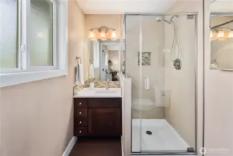 w/ attached en-suite bath.