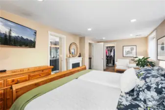 w/ huge walk-in closet...