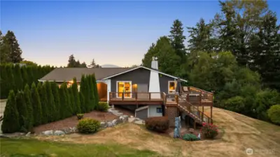 Just minutes from Skagit Golf & Country Club, shops, restaurants, I-5 & more. Welcome home!