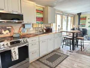 Kitchen w/new appliances