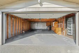 Huge garage/shop/storage/dowhateveryouwantwithitspace.