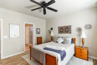 Primary bedroom has ceiling fan.