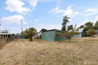 *Left side of photo is NOT part of the subject property. This area is in the city's designated Right-of-Way.*