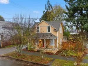1905 charming craftsman located just moments from hip restaurants, bars, & the link