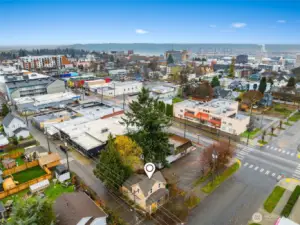 Such a walkable area near restaurants, bars, & the link