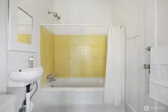 Another view of the full bath.