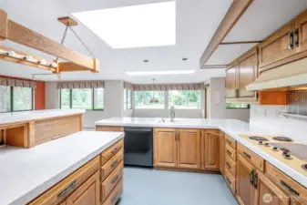 Entertain while you get that serene view of Twin Lakes Golf Course