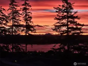Calm waters of Oak Harbor Bay reflect the beauty of island living. From sunrise walks to golden-hour skies, this is where everyday moments feel memorable.