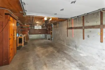 Deep tandem garage and work bench