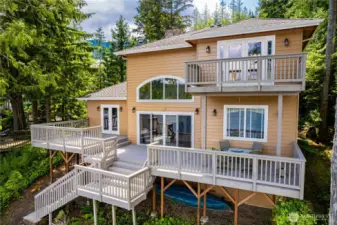 Move-in ready, come and enjoy this luxury home on the lake