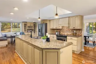 Kitchen & dining nook