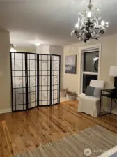 Master bath behind divider screen