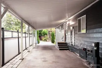 Huge carport fitting up to 3 cars!