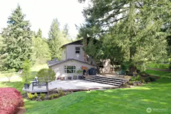 Beautiful deck for entertaining!