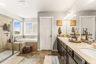 5-piece En Suite in the Primary