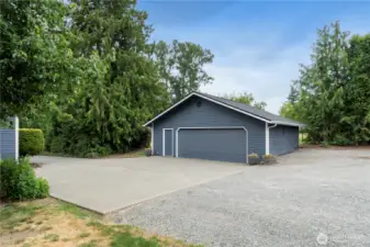 Huge 24x30 finished garage w/ Air Compressor that also serves the Shop.