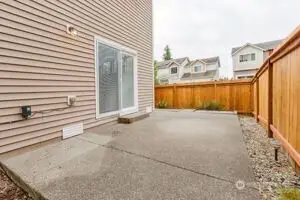 Very well maintained patio.
