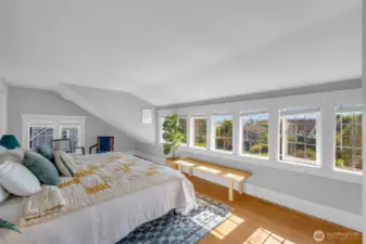 Light and view of Mt. Rainier and Lk Washington