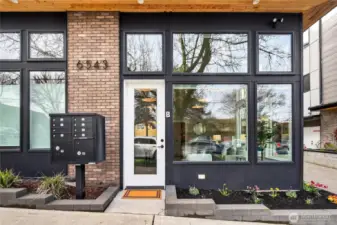 Potential for Commercial Ctreet Facing Storefront, Office, or Studio!