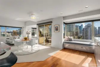 Beautiful bench seat   Dining Room