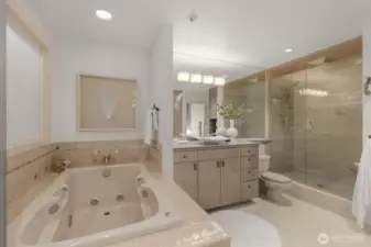 Spacious 5 piece bath!