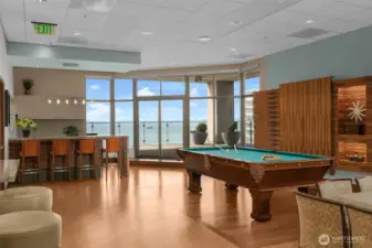 Pool table and full kitchen!