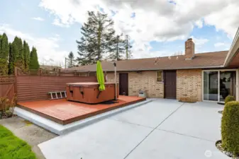 Back paito with hot tub and deck