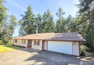 Driveway & Front, with ample parking for 6+ vehicles