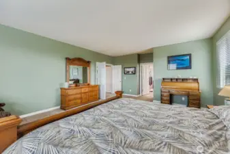 SPACIOUS PRIMARY BEDRM, W/ PRIVATE DOUBLE DOOR ACCESS AND A WELL DESIGNED BATHRM SUITE.