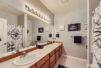 ANOTHER APPEALING FULL BATHROOM UPSTAIRS HAS IT ALL, PERFECT FOR FAMILY AND GUESTS.