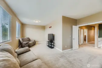 GIANT SECOND FAMILY ROOM / BONUS ROOM UPSTAIRS. COULD EASILY BE USED AS AN OFFICE AND RECREATION ROOM.