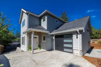 This super cute stand alone sits on an almost 4,000 sq. ft lot.