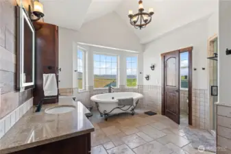 Primary en-suite bathroom