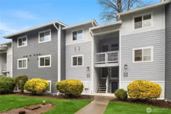 Front of the buuilding complex B, middle condo left of stairs, cozied and benefiting from both worlds: not too cold or hot and with plenty of daylight!