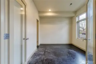 Office/Bedroom ensuite on Main Floor