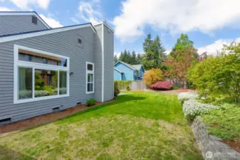 This shot shows the size of the front yard and side yard also.