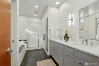 5-piece ensuite bathroom