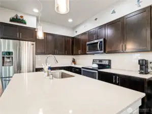 Large island great for entertaining