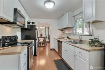 Kitchen - all appliances stay!