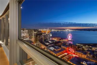 Dusk is a magical time with Pike’s Place Market and the Seattle Great Wheel Glowing beautifully with the sun setting in the distance