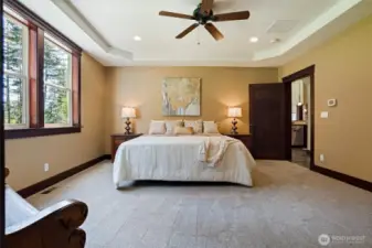 Min House - large primary bedroom on the main