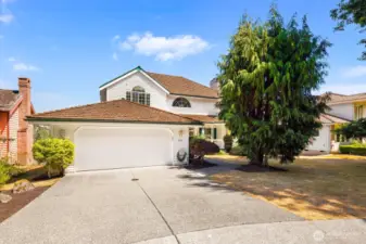 Deceptive --- this is a 3 car garage --- two spots are tandem.