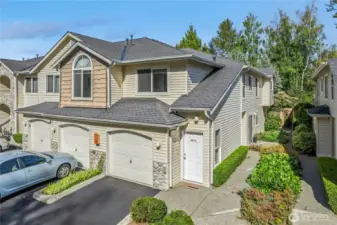 3BR, End unit townhome in convenient location in South Everett