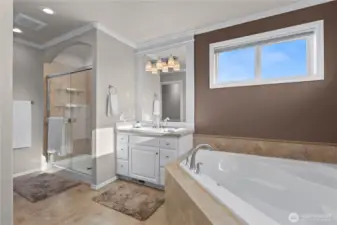 Primary en-suite bath