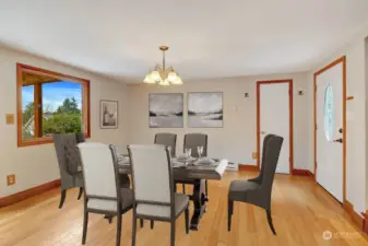 Dining room (virtual staging)