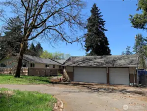 Detached 3-car garage