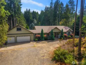 Large circular driveway, plenty of room for cars