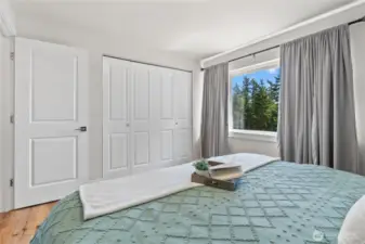 Primary Bedroom w/spacious custom closet