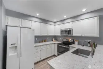 Beautiful kitchen - all appliances stay