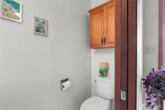 Main level 1/2 bath
